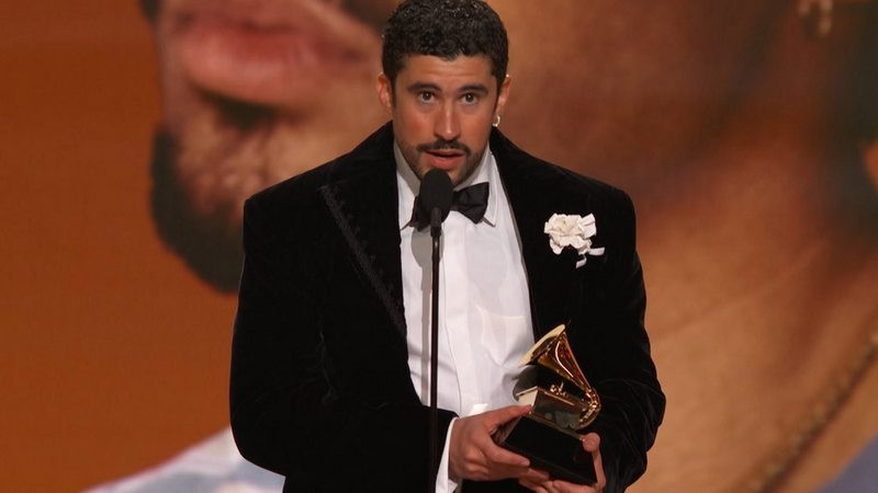 El Rey de la Trap consigue un hito imperecedero: Bad Bunny revoluciona los Grammy con su primer disco en español premiado como Mejor Álbum del Año.
